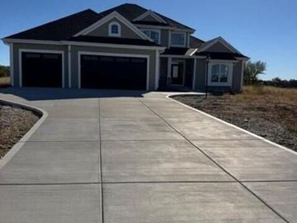 611 Talbots Woods Dr, Dousman, WI 53118