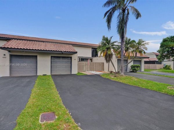 685 NE 206th Ter , Miami, FL 33179