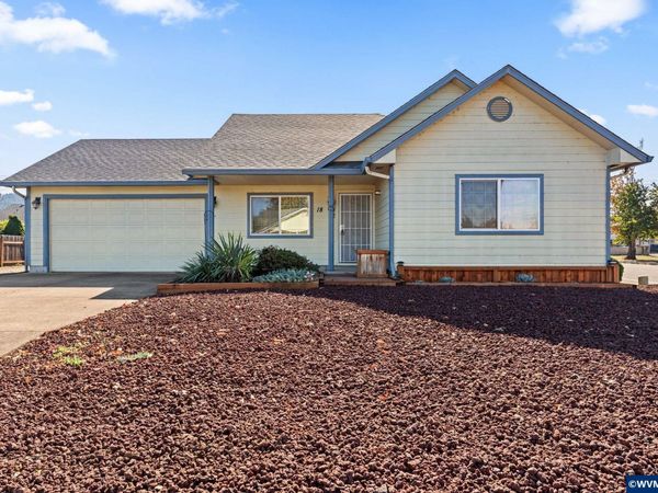 18 Village Lp, Creswell, OR 97426