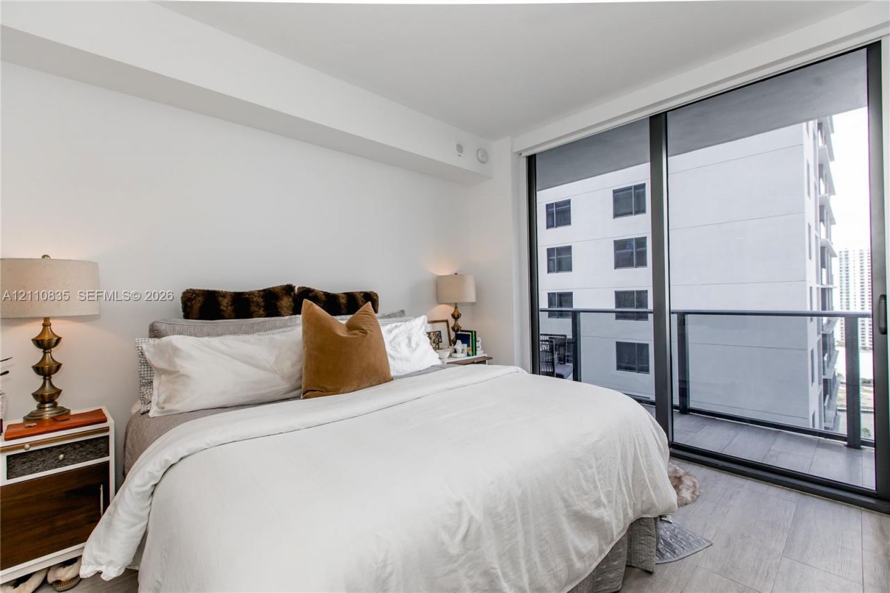 55 SW 9th St , Unit 2501, Miami, FL 33130 Photo