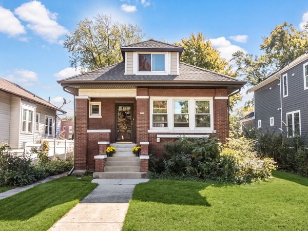5685 N New Hampshire Avenue, Chicago, IL 60631