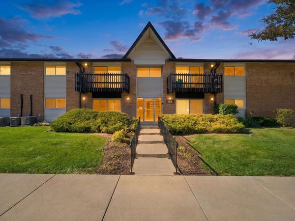 19A Kingery Quarter , Unit 204, Willowbrook, IL 60527