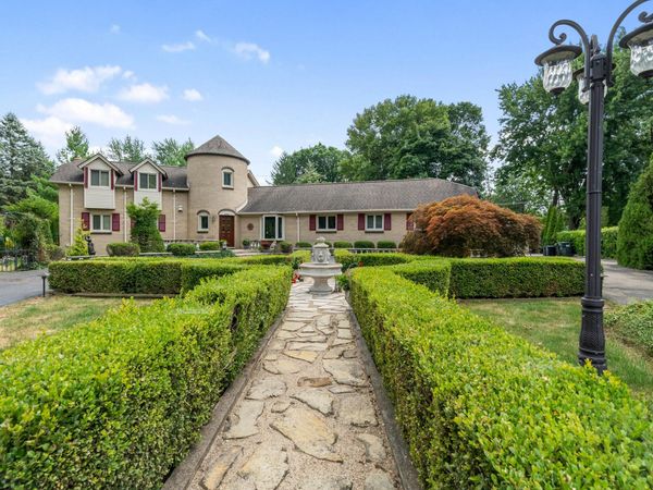 2955 Mohawk Circle, Rochester Hills, MI 48306