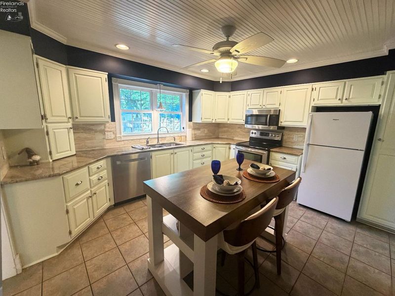 817 Seneca Avenue, Huron, OH 44839 Photo 4