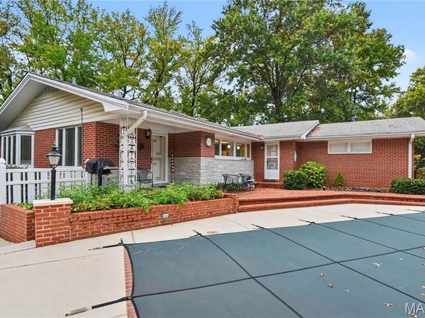 301 Graeser Road N, Creve Coeur, MO 63141