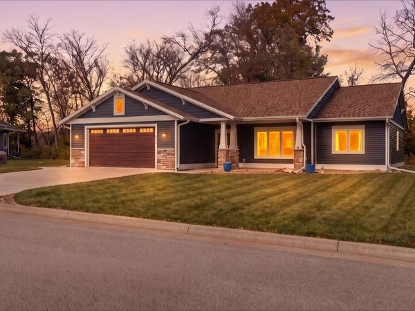 860 Bridle Ln, La Crescent, MN 55947