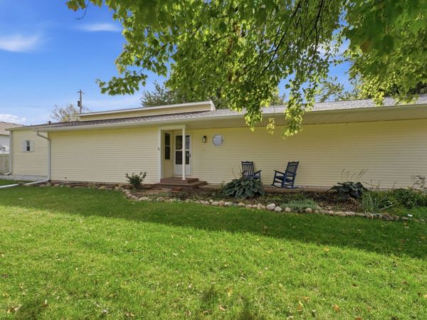 3775 29th Street , Bettendorf, IA 52722