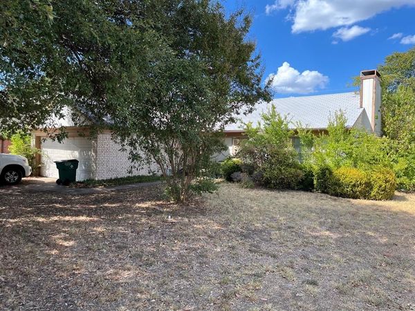 2100 Jessie Place , Edgecliff Village, TX 76134