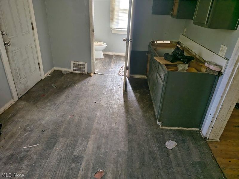 3325 E 49th Street, Cleveland, OH 44127 Photo 3