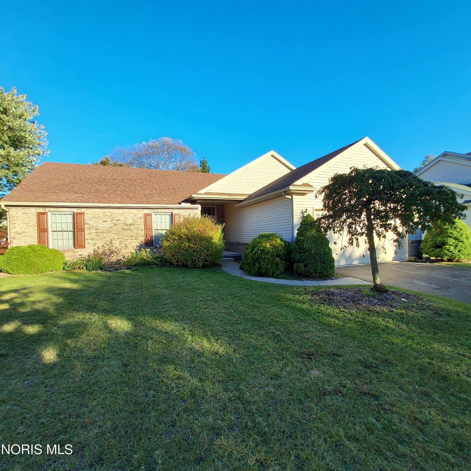 2220 Deerpointe Drive, Toledo, OH 43617 Main Photo