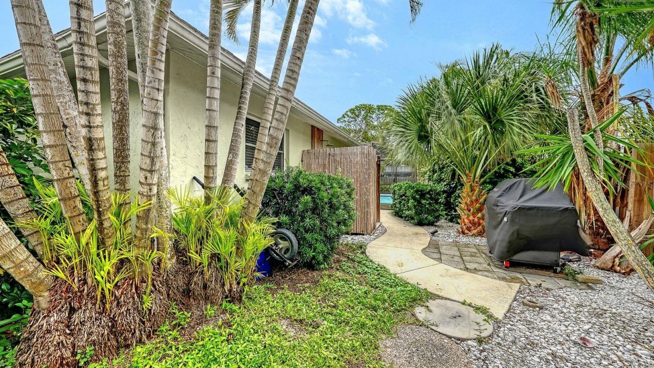 2295 Pine View Circle, Sarasota, FL 34231 Photo