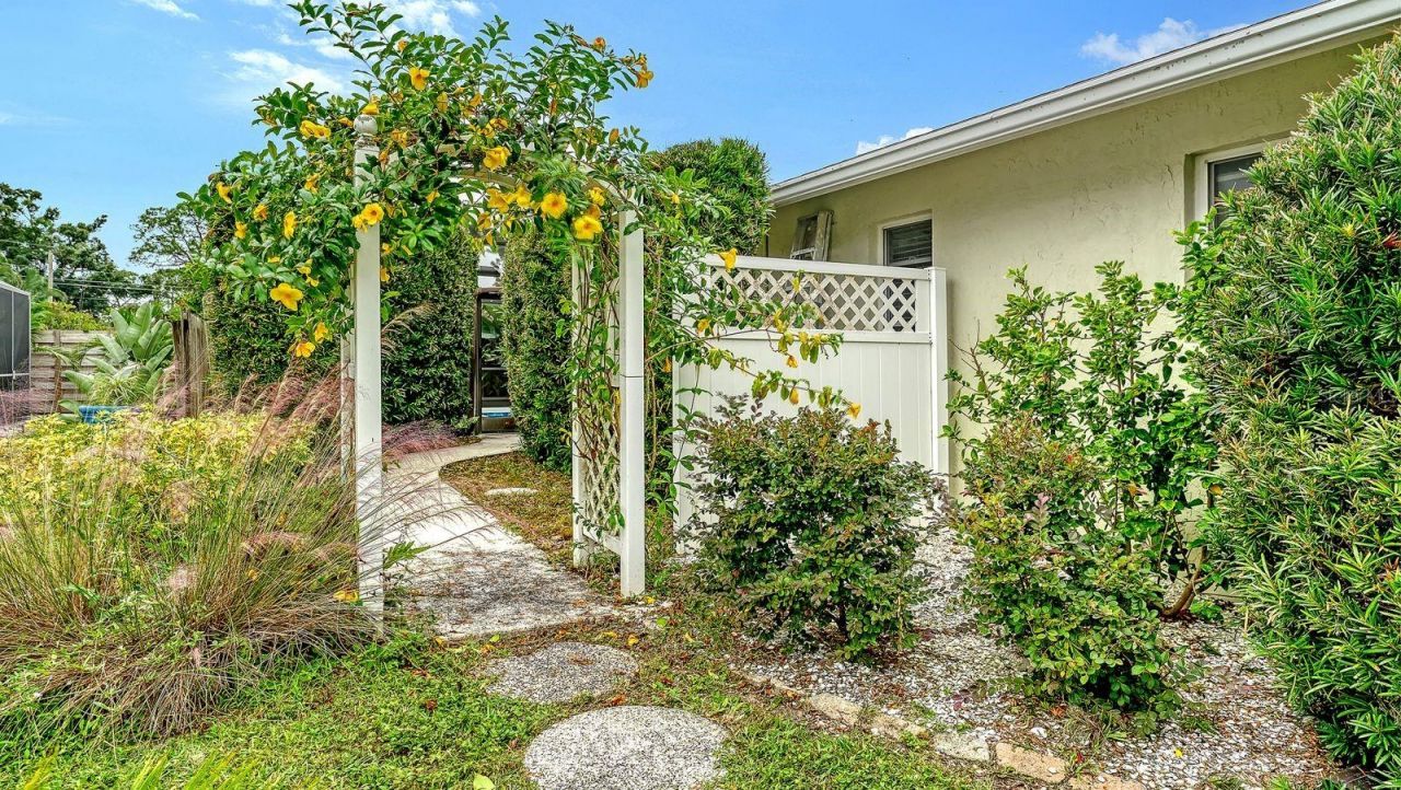 2295 Pine View Circle, Sarasota, FL 34231 Photo