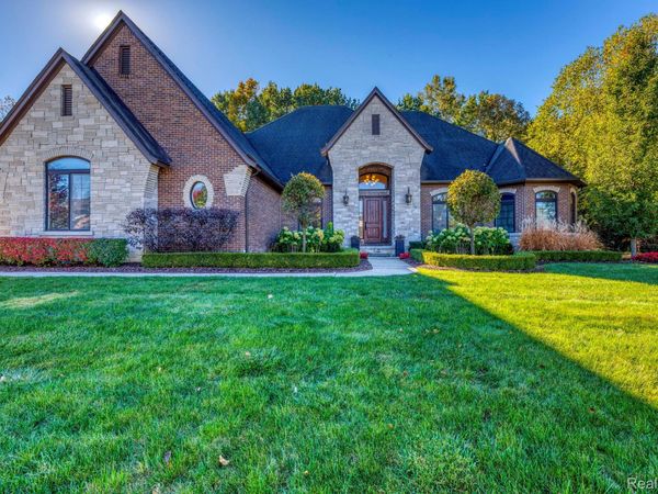 13050 Burningwood Drive E, Washington Township, Mi 48094