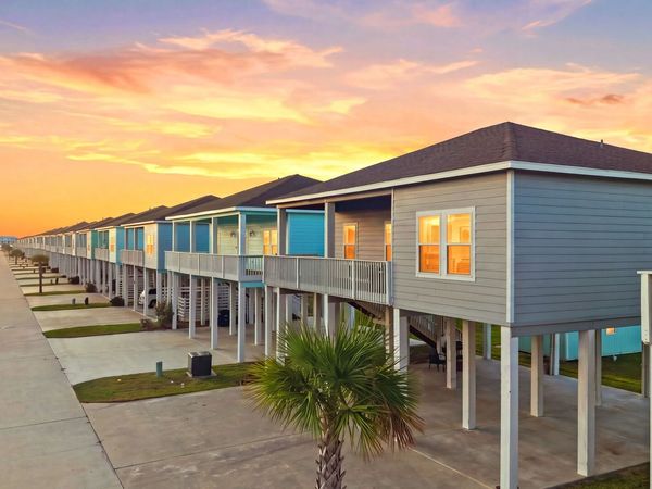 111 PARADISE DR, Rockport, TX 78382