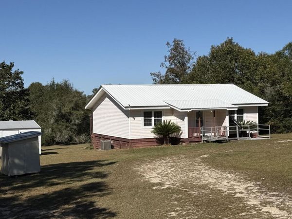 995 Highlands Circle , Alford, FL 32420
