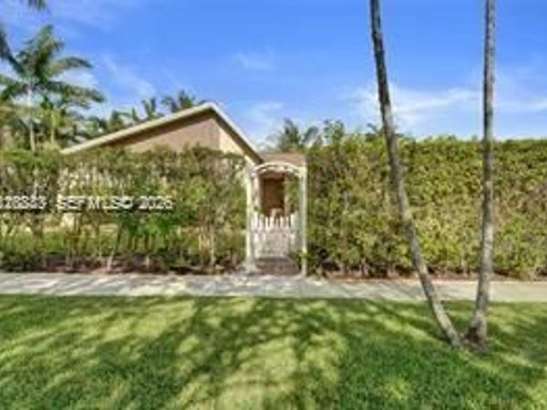 417 SE 4th St , Dania Beach, FL 33004
