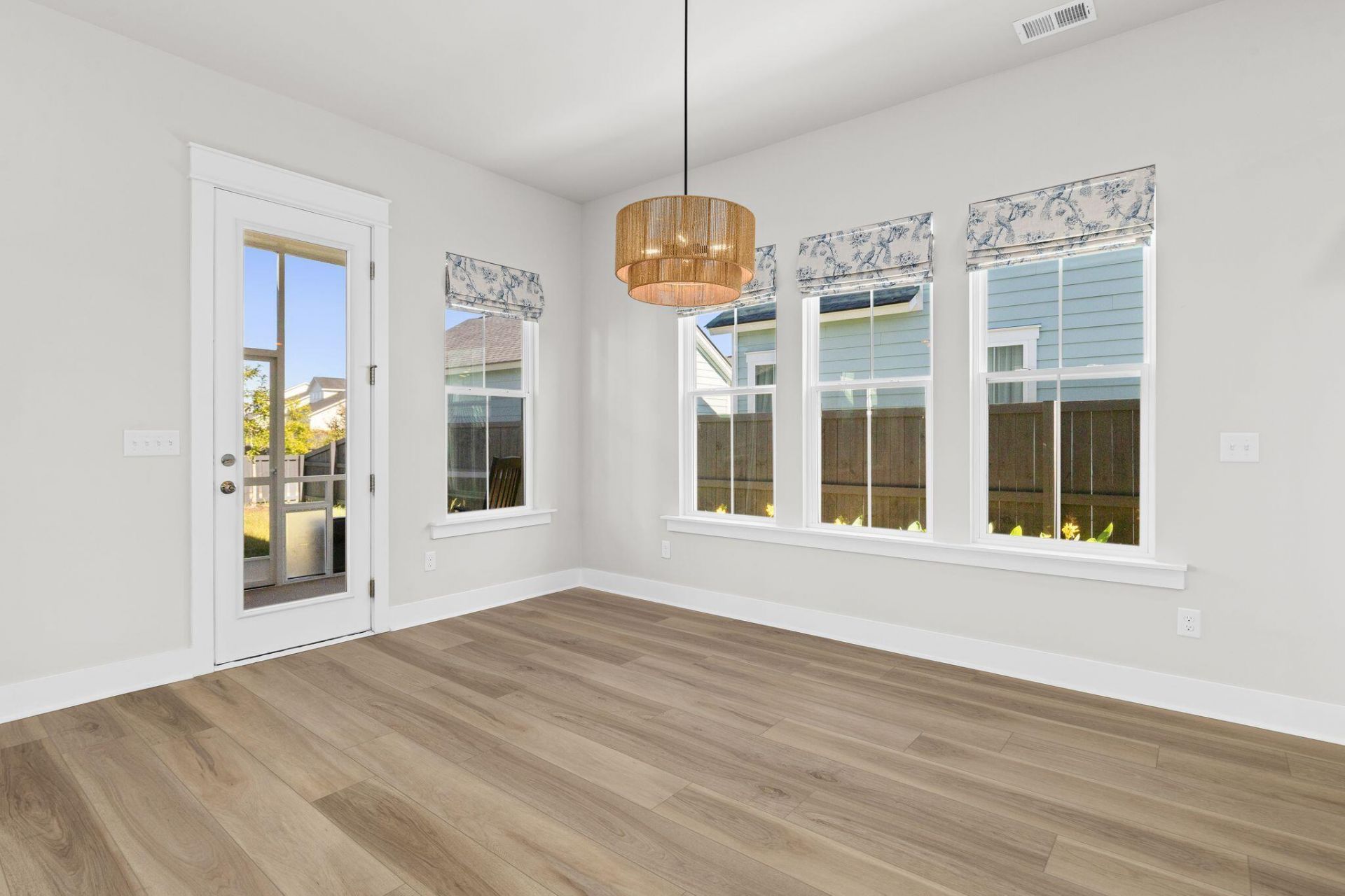 106 E Morton Street Photo 17