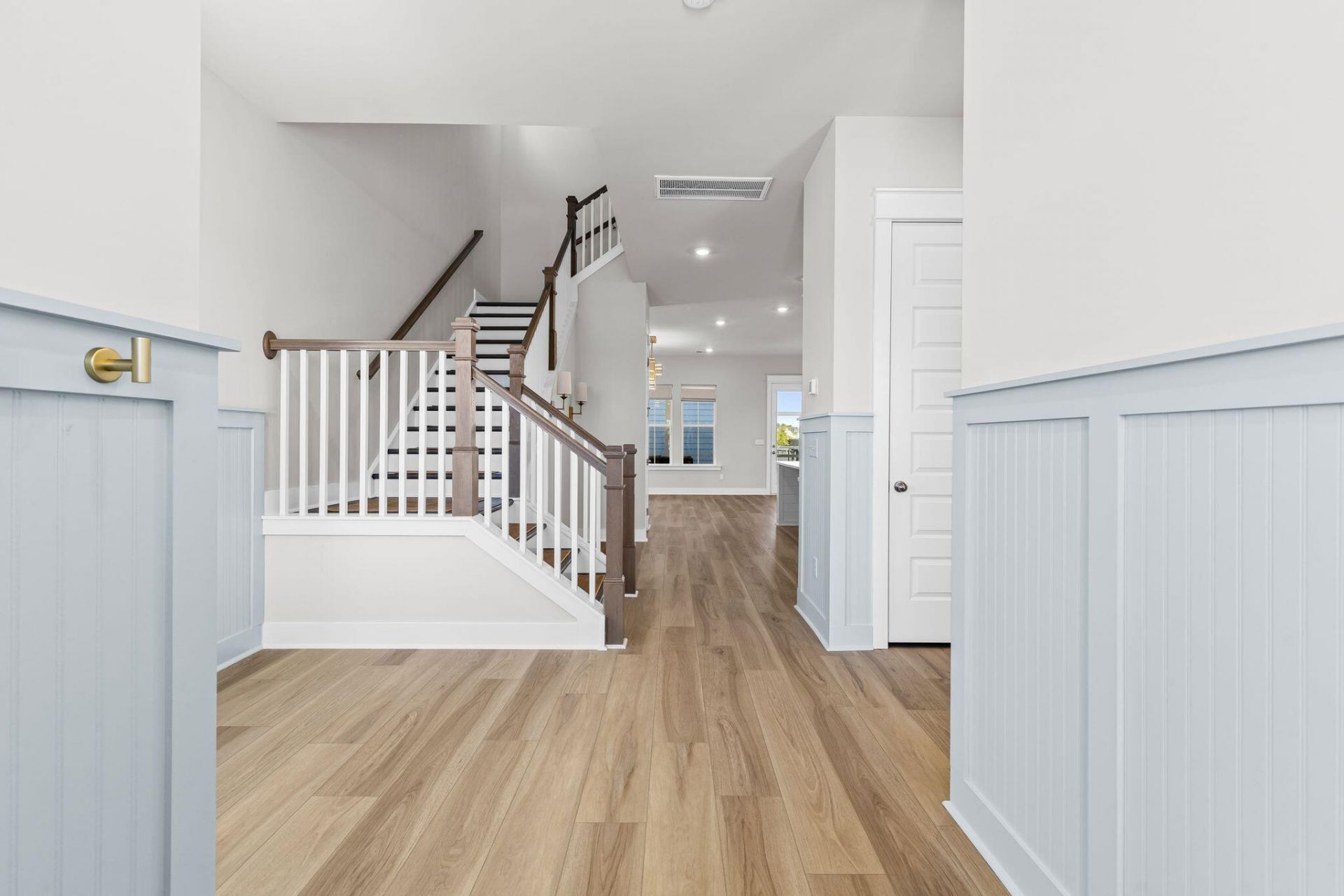 106 E Morton Street Photo 5