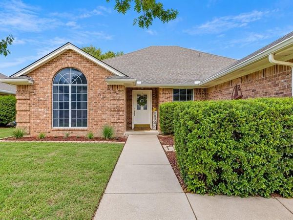 1032 Roundrock Drive , Saginaw, TX 76179