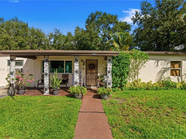 2007 NW 89th St , Miami, FL 33147