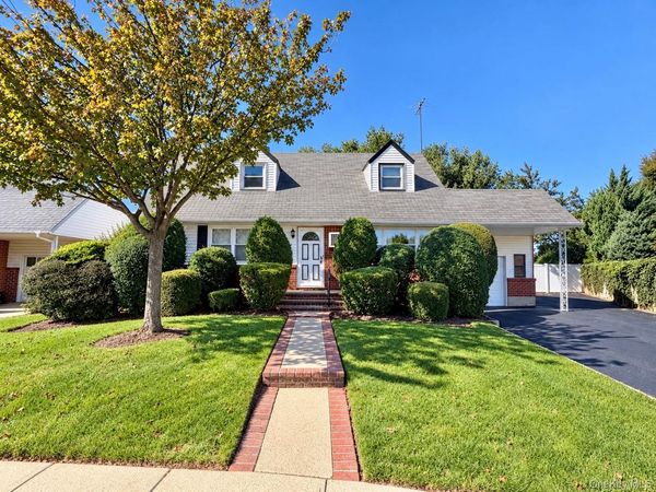 199 Ronni Drive , East Meadow, NY 11554