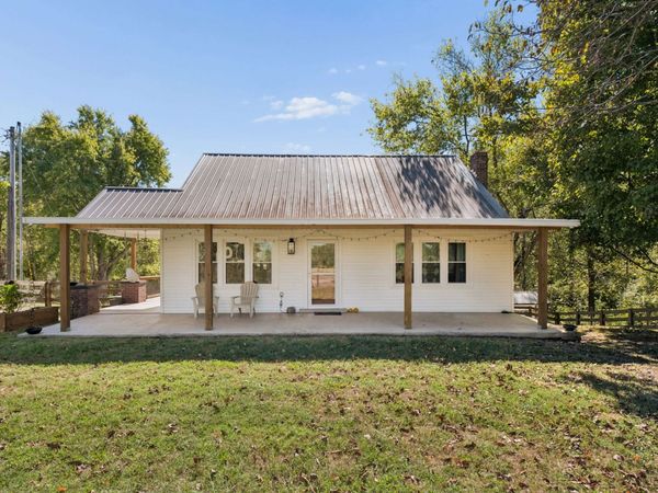 2349 Les Robinson Rd, Columbia, TN 38401
