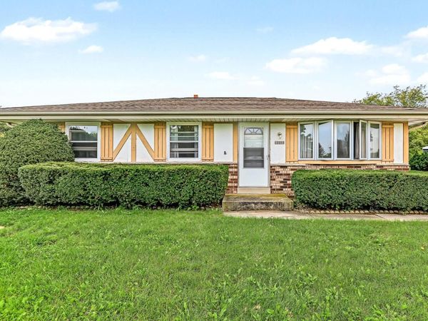 10090 S Oak LANE, Oak Creek, WI 53154