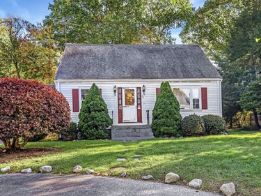 32 Harriet Rd, Abington, MA 02351