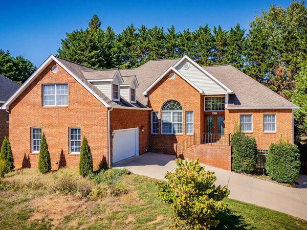 412 Emerald Chase Circle, Johnson City, TN 37615