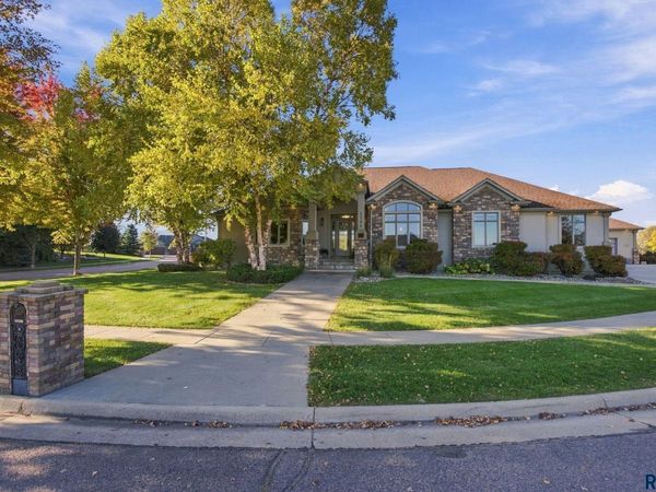 2701 W Dalston Cir, Sioux Falls, SD 57108
