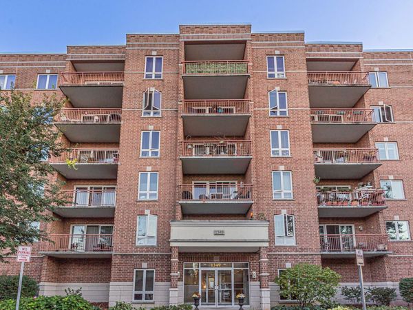 1349 E Washington Street, Unit 302, Des Plaines, IL 60016