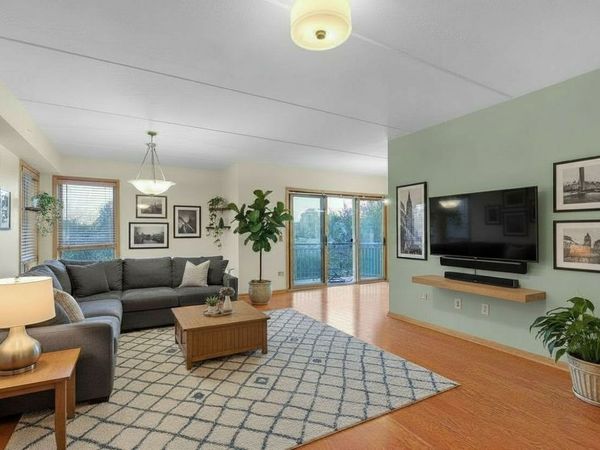 1349 E Washington Street, Unit 302, Des Plaines, IL 60016