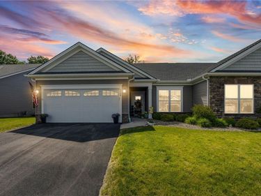 6004 Redfield Dr , Farmington, NY 14425