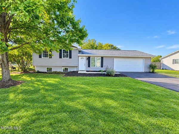 513 N Wintergarden Road , Bowling Green, OH 43402