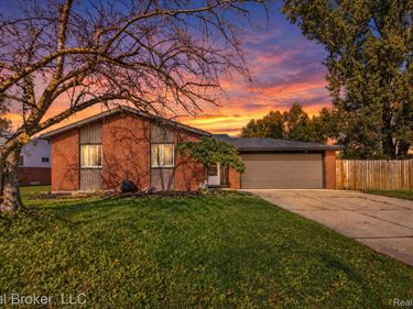 35208 Michelle Drive, Romulus, Mi 48174