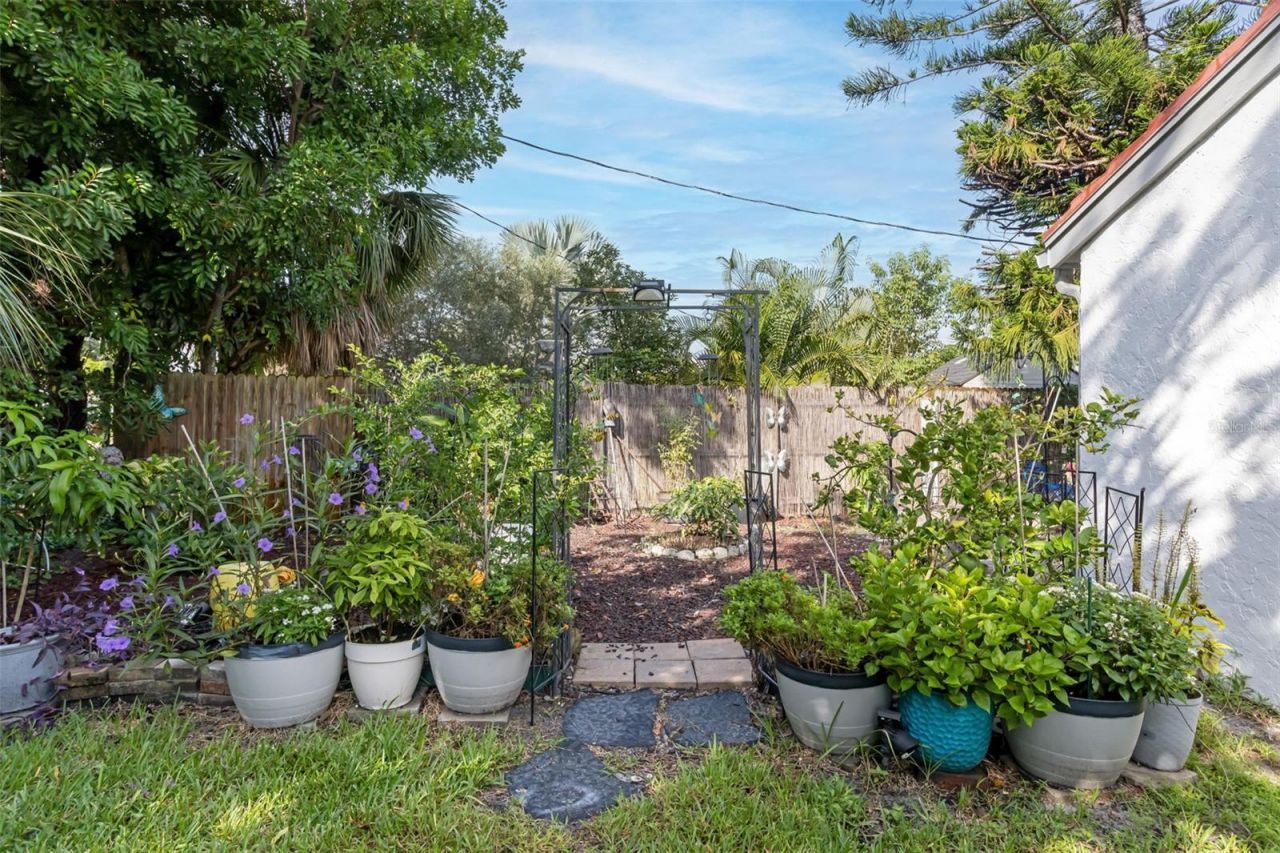 7236 Las Casas Dr , Sarasota, FL 34243 Photo