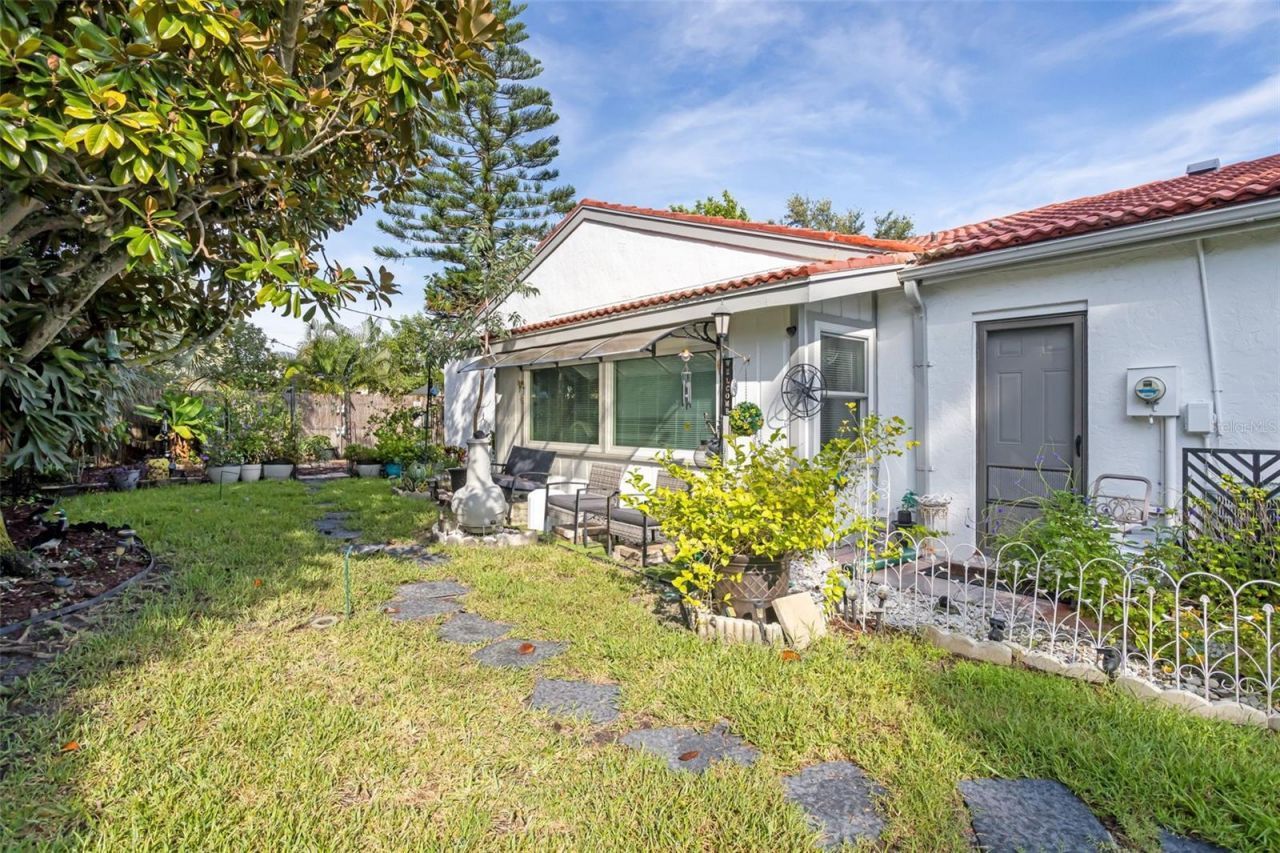 7236 Las Casas Dr , Sarasota, FL 34243 Photo