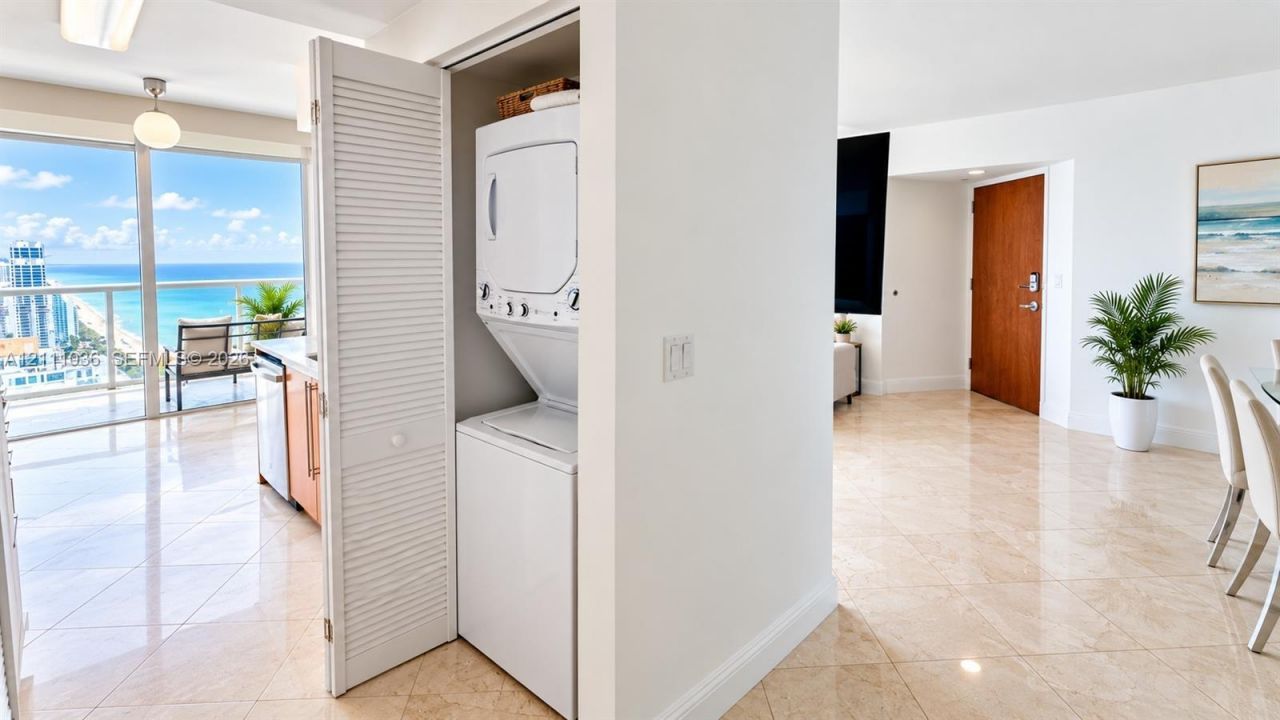 6365 Collins Ave, Unit 3811, Miami Beach, FL 33141 Photo