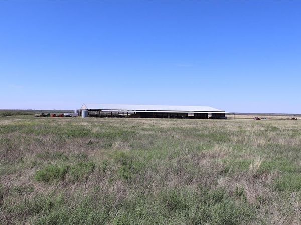 3079 Hohenstein Road , Henrietta, TX 76365