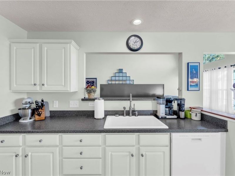 7583 Willow Woods Drive, North Olmsted, OH 44070 Photo 8