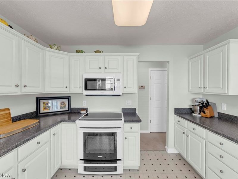 7583 Willow Woods Drive, North Olmsted, OH 44070 Photo 9
