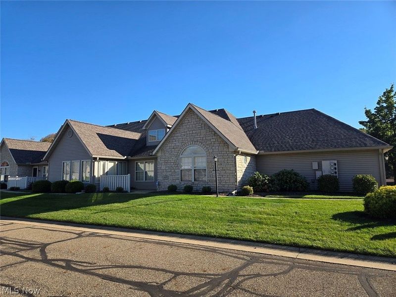 1425 Laurenbrook Lane NE, Massillon, OH 44646 Photo 2