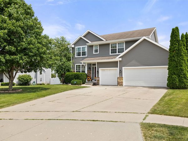 9042 Lake Court, West Des Moines, IA 50266