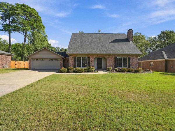 8 Winona Dr, Maumelle, AR 72113