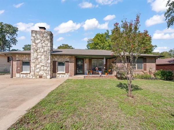 1212 Briarwood Drive , Cleburne, TX 76033