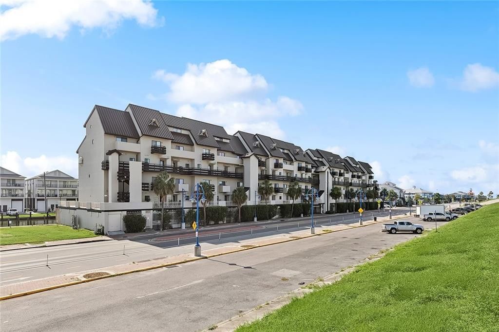 7300 LAKESHORE Drive New Orleans, LA 70124