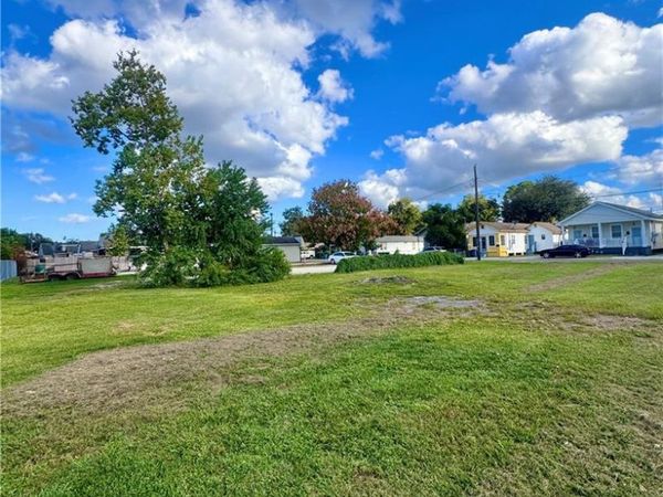 961 12TH Street , Gretna, LA 70053