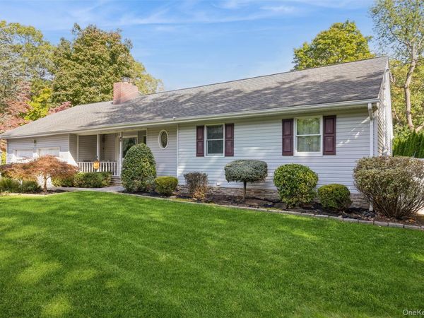 26 Iroquois Avenue , Centerport, NY 11721