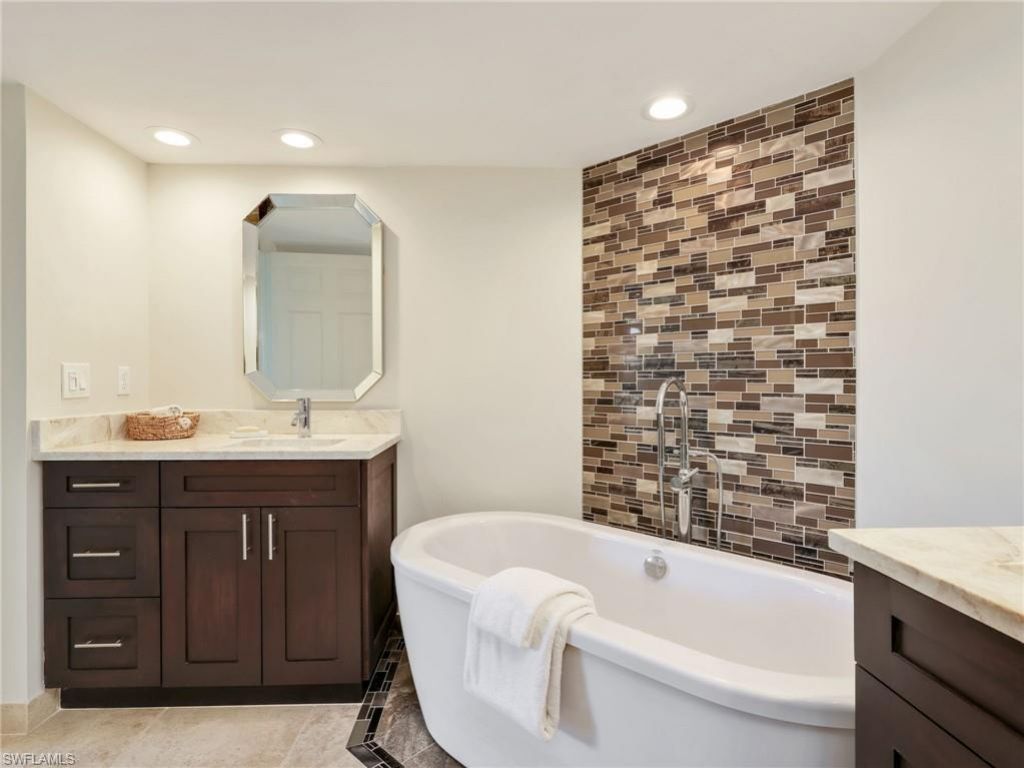 25 Bluebill Ave , Unit 204, Naples, FL 34108 Photo