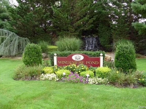 11 Oakmont Lane, Bay Shore, NY 11706
